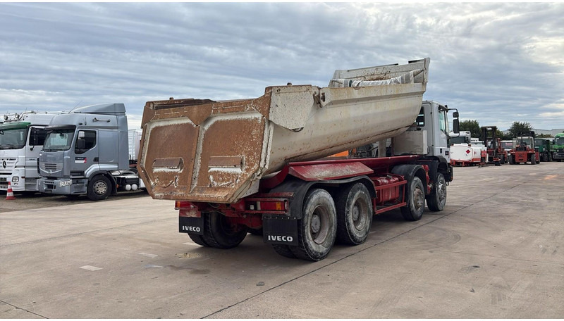 Iveco EUROTRAKKER 320 E 35 (GRAND PONT / LAMES / POMPE MANUELLE / 8X4 / CURSOR 8) - Самосвал: фото 5 Iveco EUROTRAKKER 320 E 35 (GRAND PONT / LAMES / POMPE MANUELLE / 8X4 / CURSOR 8) - Самосвал: фото 5