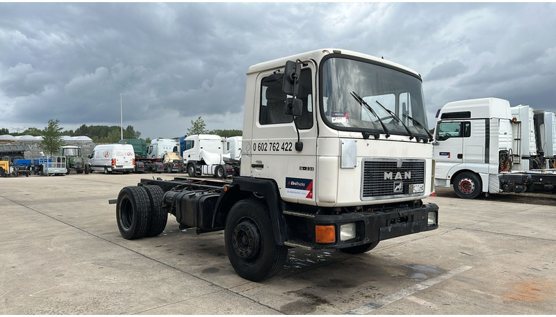 MAN 18.232 (MANUAL PUMP / 6 CYLINDER / POMPE MANUELLE / LAMES / STEEL SUSPENSION) - Грузовик-шасси: фото 4 MAN 18.232 (MANUAL PUMP / 6 CYLINDER / POMPE MANUELLE / LAMES / STEEL SUSPENSION) - Грузовик-шасси: фото 4