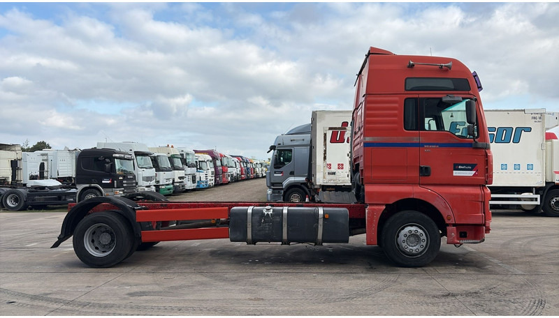 MAN TGA 18.410 (POMPE MANUELLE / MANUAL PUMP / BOITE MANUELLE / MANUAL GEARBOX) - Грузовик-шасси: фото 4 MAN TGA 18.410 (POMPE MANUELLE / MANUAL PUMP / BOITE MANUELLE / MANUAL GEARBOX) - Грузовик-шасси: фото 4