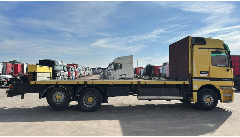 Mercedes-Benz ACTROS 2543 (EPS / 3 PEDALES / LAMES DEVANT / STEEL FRONT / PARFAIT ETAT !! / V6) - Грузовик бортовой/ Платформа: фото 4 Mercedes-Benz ACTROS 2543 (EPS / 3 PEDALES / LAMES DEVANT / STEEL FRONT / PARFAIT ETAT !! / V6) - Грузовик бортовой/ Платформа: фото 4