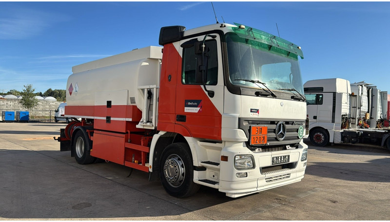 Mercedes-Benz Actros 1841 (14000 L / EPS / 3 PEDALES / PARFAIT ETAT !! / V6 / MP2) - Грузовик-цистерна: фото 3 Mercedes-Benz Actros 1841 (14000 L / EPS / 3 PEDALES / PARFAIT ETAT !! / V6 / MP2) - Грузовик-цистерна: фото 3