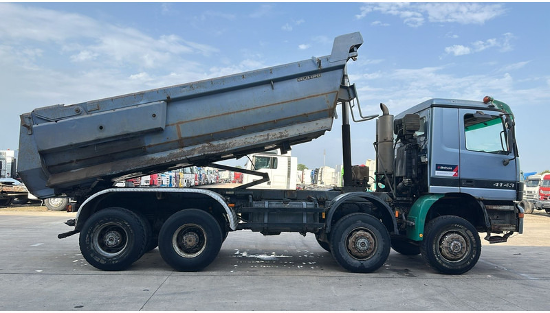Mercedes-Benz Actros 4143 (8X8 / BOITE MANUELLE / LAMES / GRAND PONT / STEEL SUSP. / BIG AXLE) - Самосвал: фото 3 Mercedes-Benz Actros 4143 (8X8 / BOITE MANUELLE / LAMES / GRAND PONT / STEEL SUSP. / BIG AXLE) - Самосвал: фото 3
