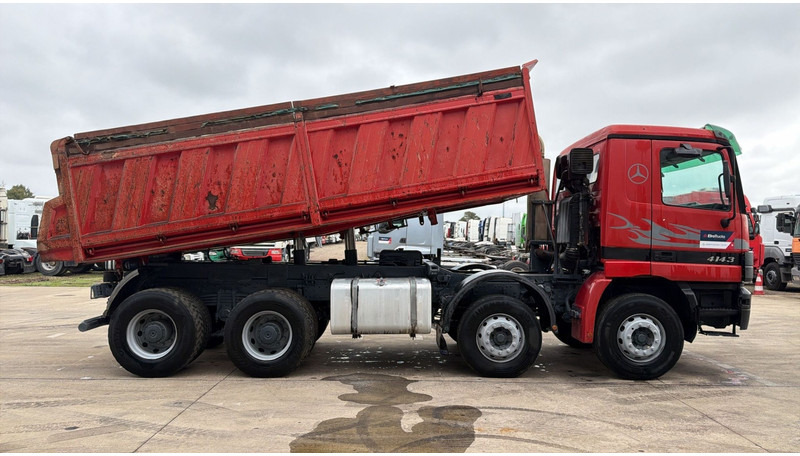 Mercedes-Benz Actros 4143 (GRAND PONT / BOITE MANUELLE / LAMES / 8X4 / STEEL SUSP.) - Самосвал: фото 4 Mercedes-Benz Actros 4143 (GRAND PONT / BOITE MANUELLE / LAMES / 8X4 / STEEL SUSP.) - Самосвал: фото 4