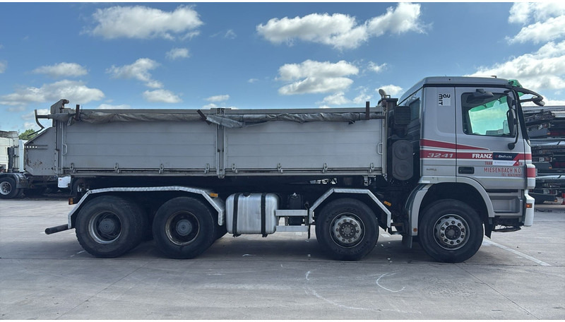 Mercedes-Benz actros 3241 (8X4 / LAMES / GRAND PONT / GRAND BENNE / 3 PONTS / TRES BONNE ETAT) - Самосвал: фото 4 Mercedes-Benz actros 3241 (8X4 / LAMES / GRAND PONT / GRAND BENNE / 3 PONTS / TRES BONNE ETAT) - Самосвал: фото 4