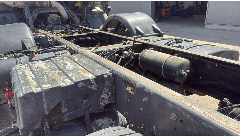 Грузовик-шасси Renault KERAX 420 (BOITE MANUELLE / 8X4 / LAMES / MANUAL GEARBOX): фото 18
