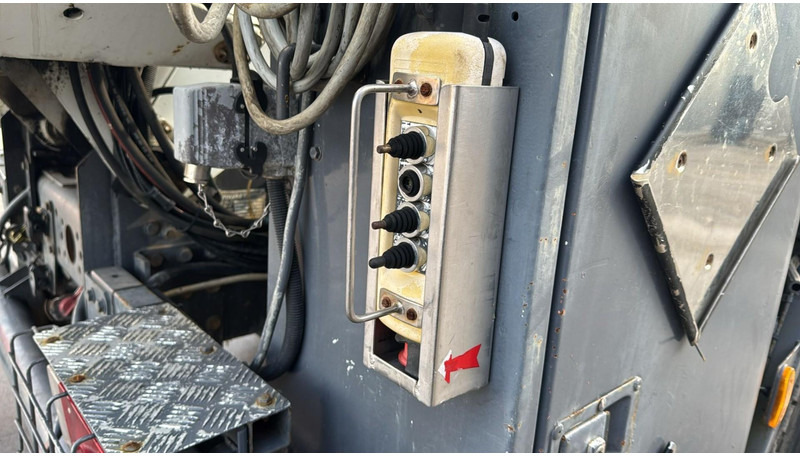 Renault Kerax 370 (10970L / CAMION FRANCAIS / VIDANGEUR / 6X4 / LAMES / GRAND PONT) в лизинг Renault Kerax 370 (10970L / CAMION FRANCAIS / VIDANGEUR / 6X4 / LAMES / GRAND PONT): фото 17