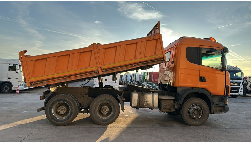 Scania 144-460 (BIG AXLE / GRAND PONT / LAMES / STEEL SUSP. / MANUAL GEARBOX / BOITE MANUELLE) - Самосвал: фото 4 Scania 144-460 (BIG AXLE / GRAND PONT / LAMES / STEEL SUSP. / MANUAL GEARBOX / BOITE MANUELLE) - Самосвал: фото 4