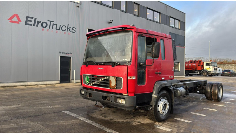Volvo FL 220 (MANUAL GEARBOX / BOITE MANUELLE) - Грузовик-шасси: фото 1 Volvo FL 220 (MANUAL GEARBOX / BOITE MANUELLE) - Грузовик-шасси: фото 1