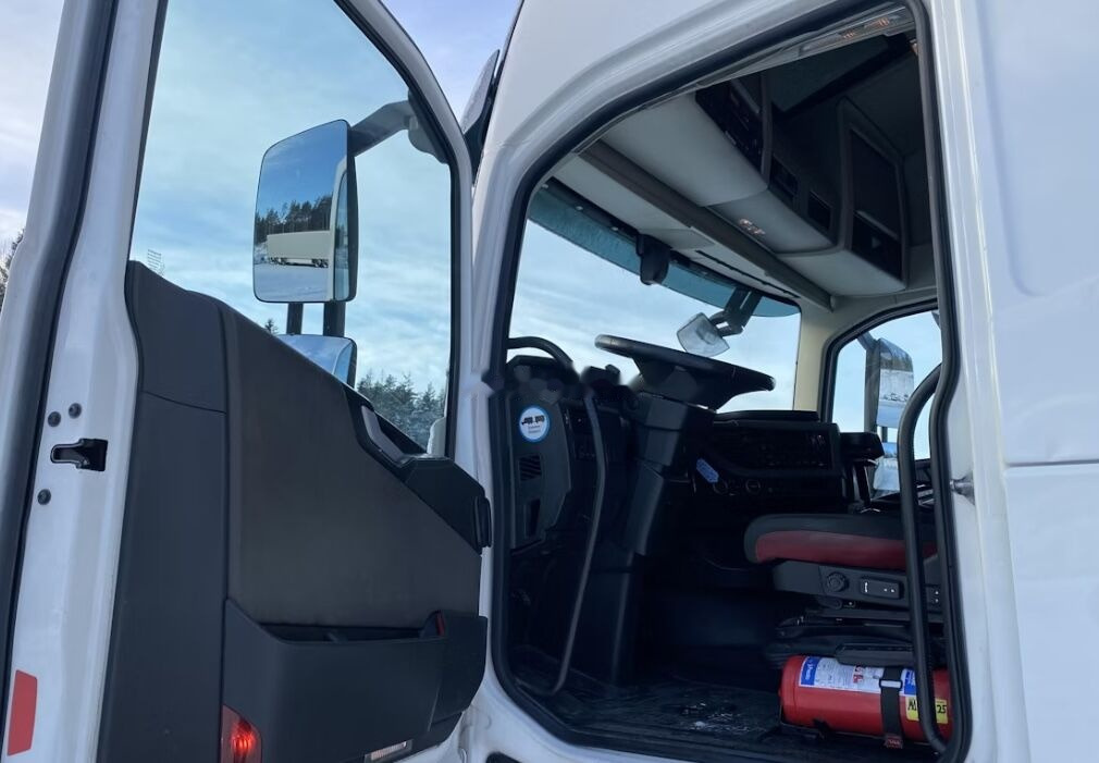 Грузовик с закрытым кузовом Volvo FH460: фото 15