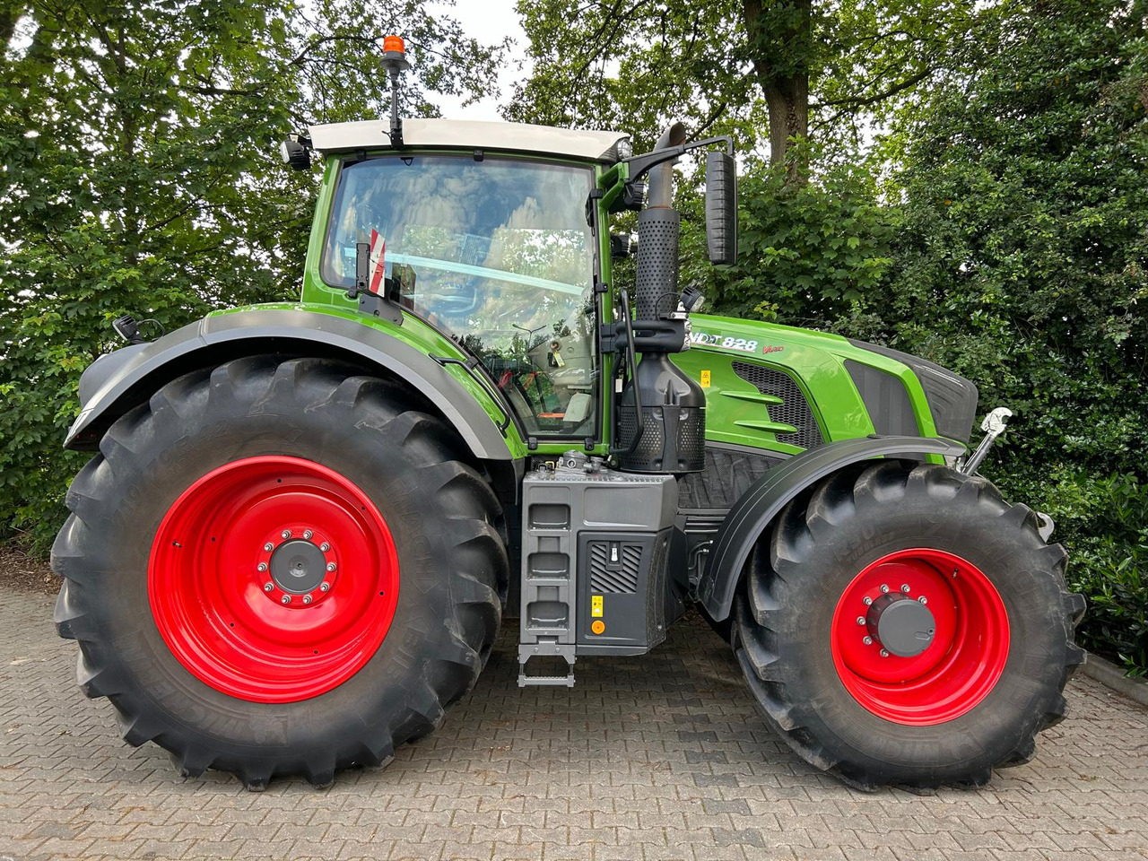 FENDT 828 Vario S4 ProfiPlus - Трактор: фото 2 FENDT 828 Vario S4 ProfiPlus - Трактор: фото 2