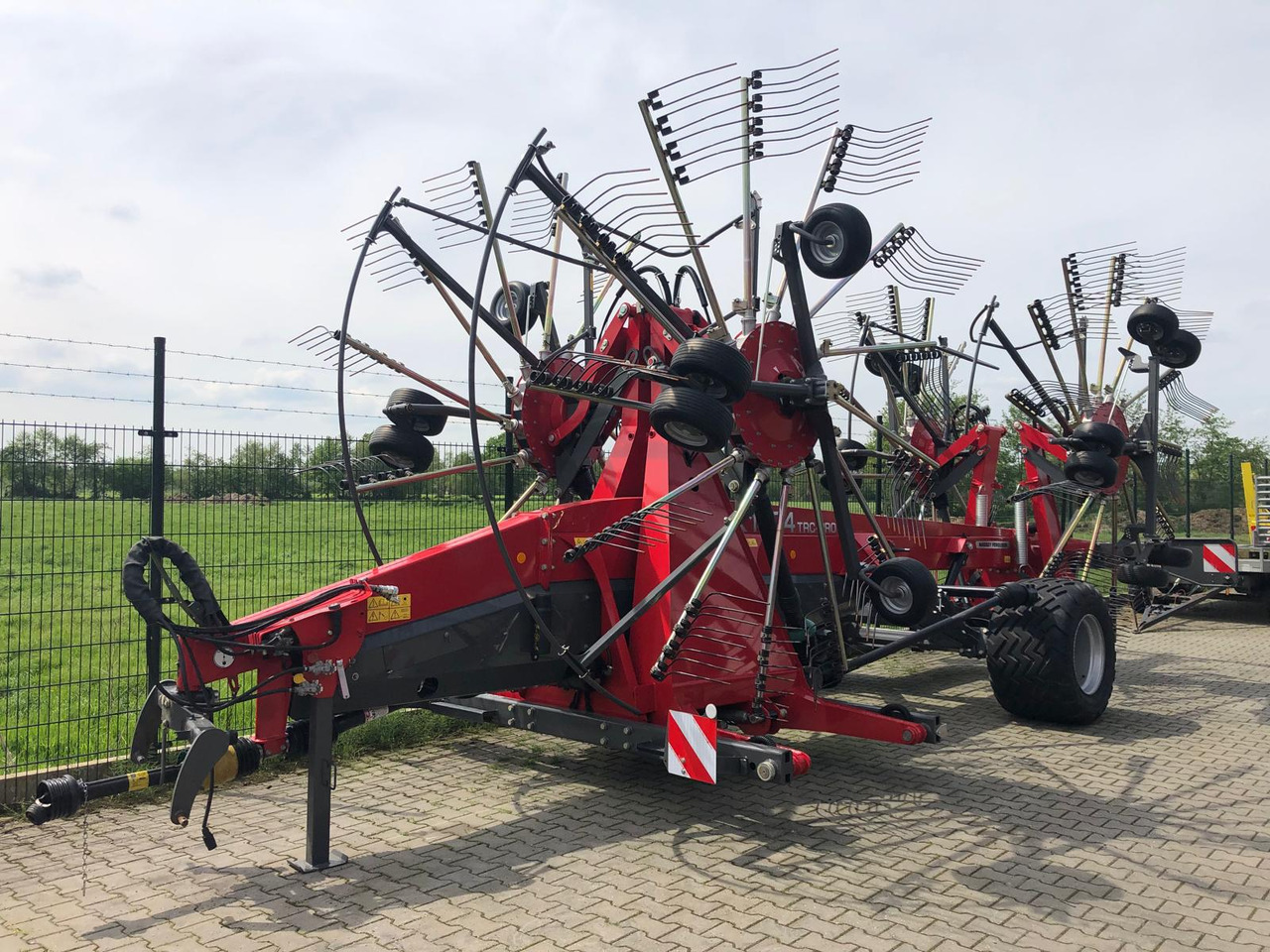 Massey Ferguson RK 1404 TRC-PRO - Сеноворошилка: фото 1 Massey Ferguson RK 1404 TRC-PRO - Сеноворошилка: фото 1