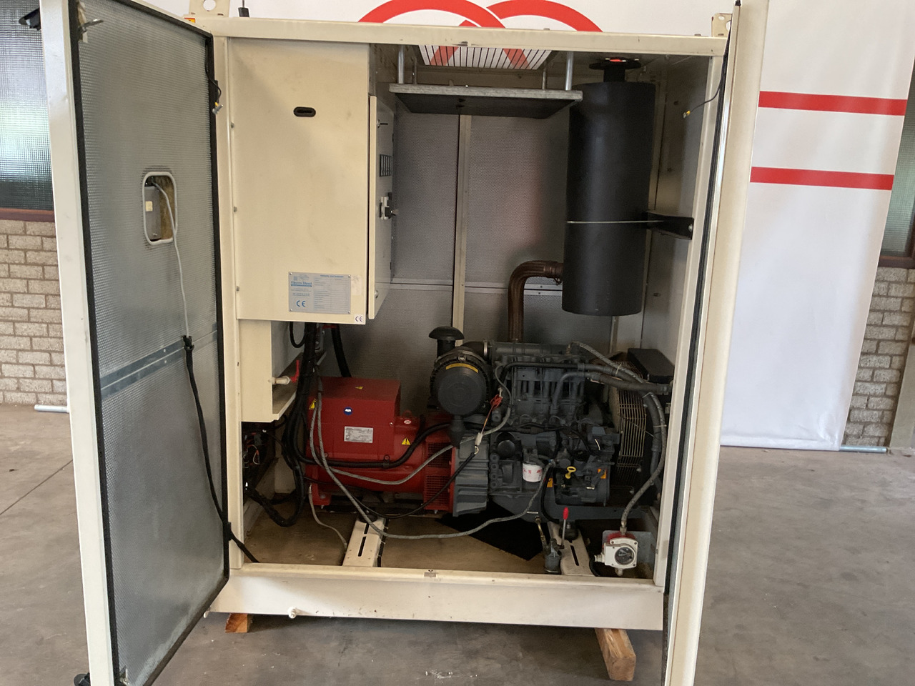 Deutz F3M1011F, 45KVA generatorset. Like brand new. Low standby hours - Электрогенератор: фото 3 Deutz F3M1011F, 45KVA generatorset. Like brand new. Low standby hours - Электрогенератор: фото 3