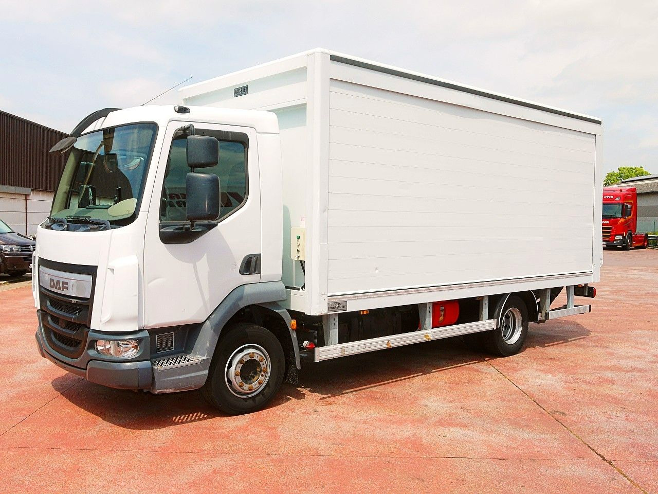 DAF LF 180 12 GETRANKENWAGEN LBW LUFT - Грузовик для перевозки напитков: фото 4 DAF LF 180 12 GETRANKENWAGEN LBW LUFT - Грузовик для перевозки напитков: фото 4