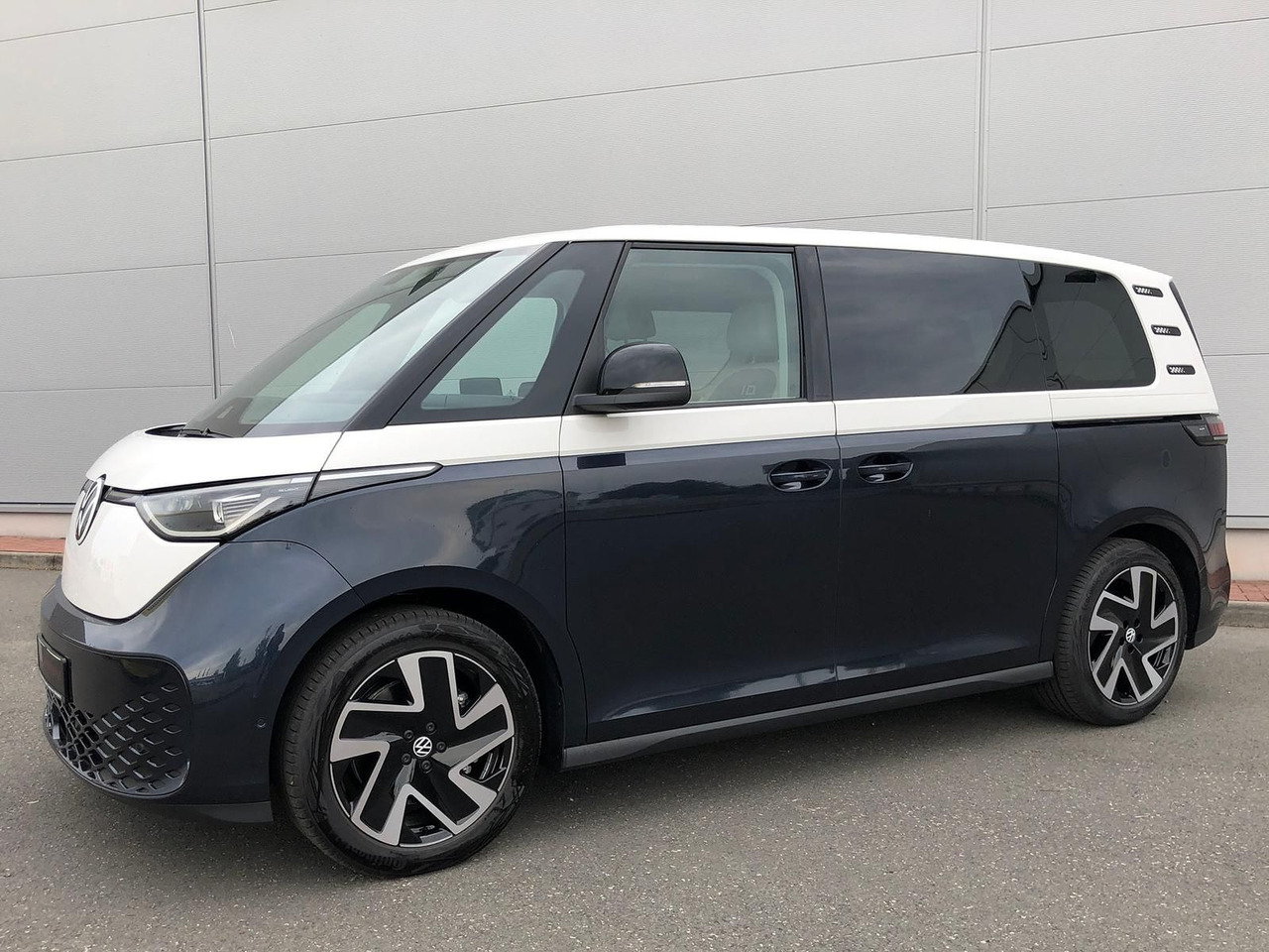 Пассажирский фургон, Электрический фургон Volkswagen ID. Buzz 150 kW Pro AHK ACC MATRIX LED KEYLESS: фото 1