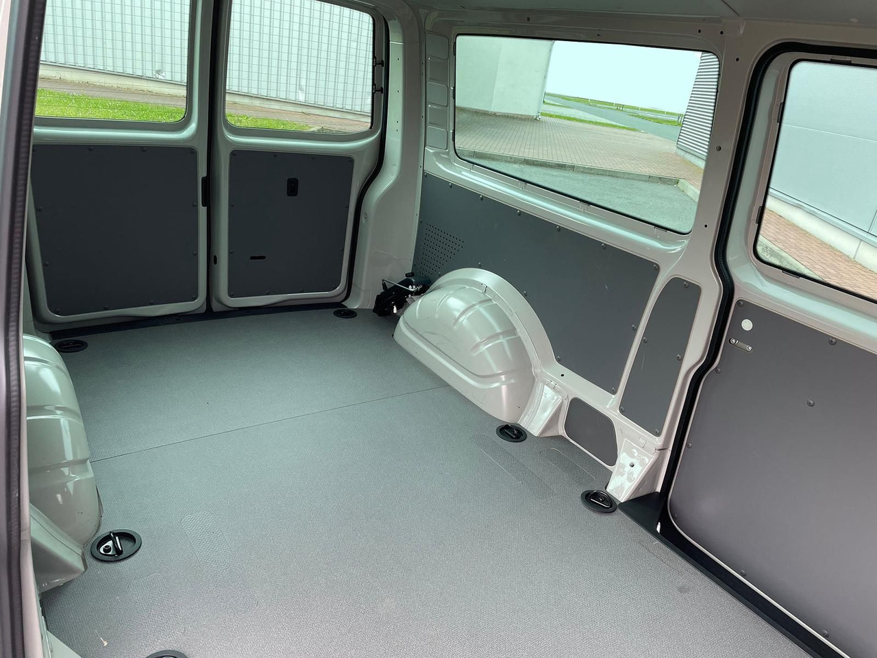 Цельнометаллический фургон Volkswagen T6.1 Transporter 2.0 TDI lang 4MOTION SITZHZ NAV: фото 10