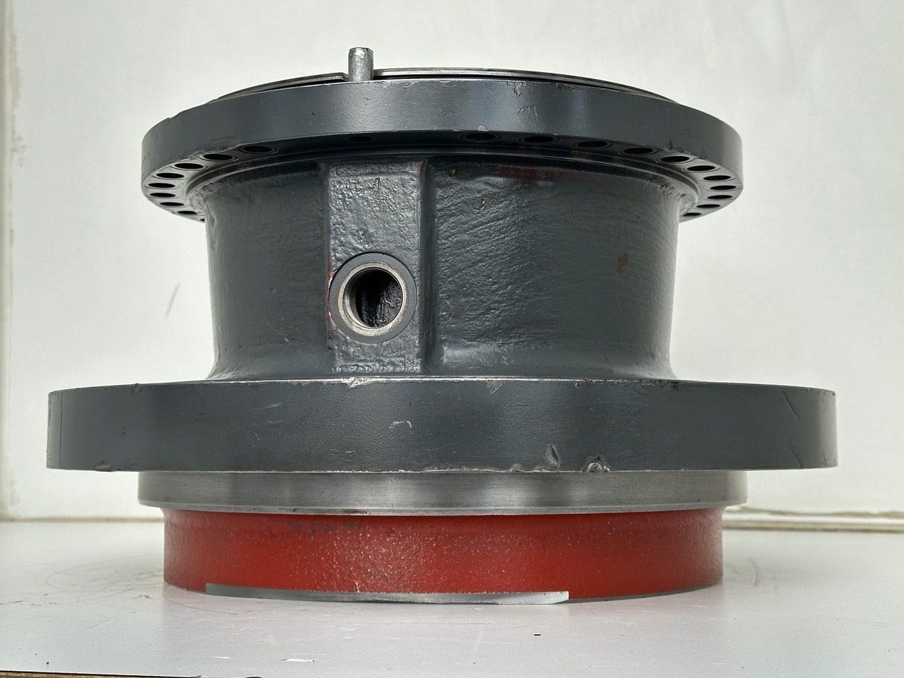 Liebherr Abtriebswellengehäuse ID-Nr.90021076. SAT325A296 - SAT325/294. R934-1550, R936, R938-1650, R940, R945-1866, R946, R950. #90021076.27.10# - Поворотный редуктор для Строительной техники: фото 2 Liebherr Abtriebswellengehäuse ID-Nr.90021076. SAT325A296 - SAT325/294. R934-1550, R936, R938-1650, R940, R945-1866, R946, R950. #90021076.27.10# - Поворотный редуктор для Строительной техники: фото 2