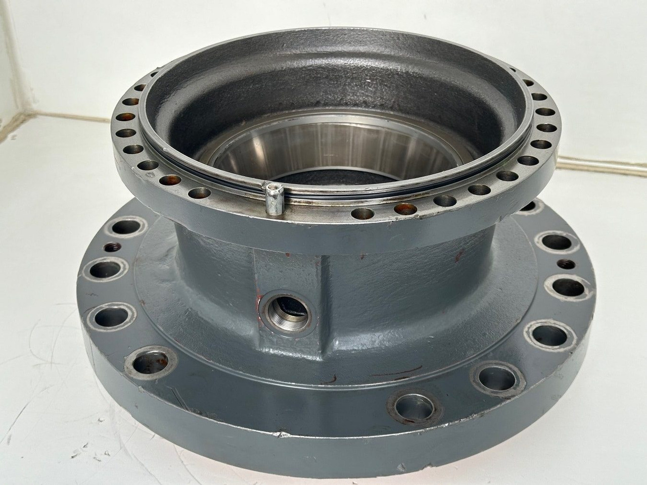 Liebherr Abtriebswellengehäuse ID-Nr.90021076. SAT325A296 - SAT325/294. R934-1550, R936, R938-1650, R940, R945-1866, R946, R950. #90021076.27.10# - Поворотный редуктор для Строительной техники: фото 3 Liebherr Abtriebswellengehäuse ID-Nr.90021076. SAT325A296 - SAT325/294. R934-1550, R936, R938-1650, R940, R945-1866, R946, R950. #90021076.27.10# - Поворотный редуктор для Строительной техники: фото 3