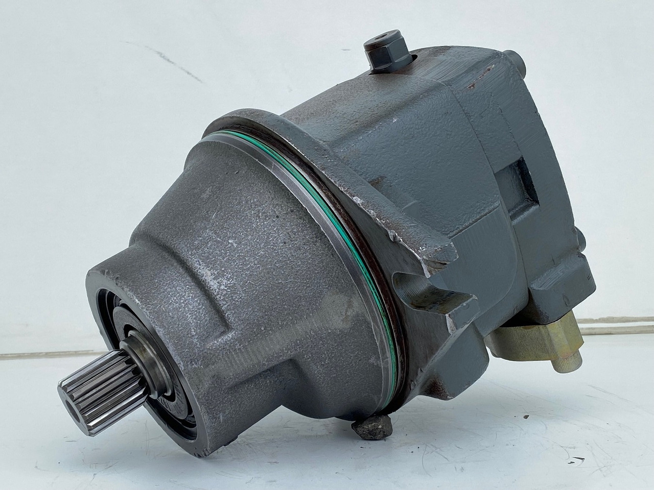 Liebherr Hydraulikeinbaumotor FMF090, ID-Nr.10120382 - ID-Nr.9273168 - ID-Nr.9074075. A900, A944, LH60, E942, EP944, ER944, LOS942, LOS944, P942, P944, R934 TR, R940, R942, R944, R946, R950. #17868 - Гидравлический мотор для Гусеничных экскаваторов: фото 2 Liebherr Hydraulikeinbaumotor FMF090, ID-Nr.10120382 - ID-Nr.9273168 - ID-Nr.9074075. A900, A944, LH60, E942, EP944, ER944, LOS942, LOS944, P942, P944, R934 TR, R940, R942, R944, R946, R950. #17868 - Гидравлический мотор для Гусеничных экскаваторов: фото 2