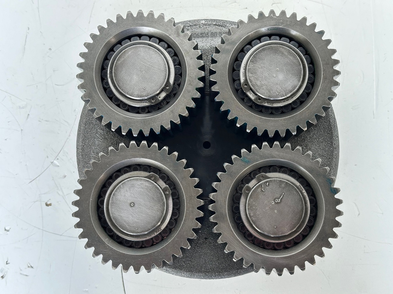 Liebherr Planetenträger ID-Nr.944306303 mit Planetenrad ID-Nr.13472127. A914 B,A914 C,A924,LH30,LH35,A932,A934,P924 C,E932,P914,P924 COMP,R906,R914,R916,R924,R926,R932,R934,R944. #944306303.23.03# - Поворотный редуктор для Строительной техники: фото 3 Liebherr Planetenträger ID-Nr.944306303 mit Planetenrad ID-Nr.13472127. A914 B,A914 C,A924,LH30,LH35,A932,A934,P924 C,E932,P914,P924 COMP,R906,R914,R916,R924,R926,R932,R934,R944. #944306303.23.03# - Поворотный редуктор для Строительной техники: фото 3