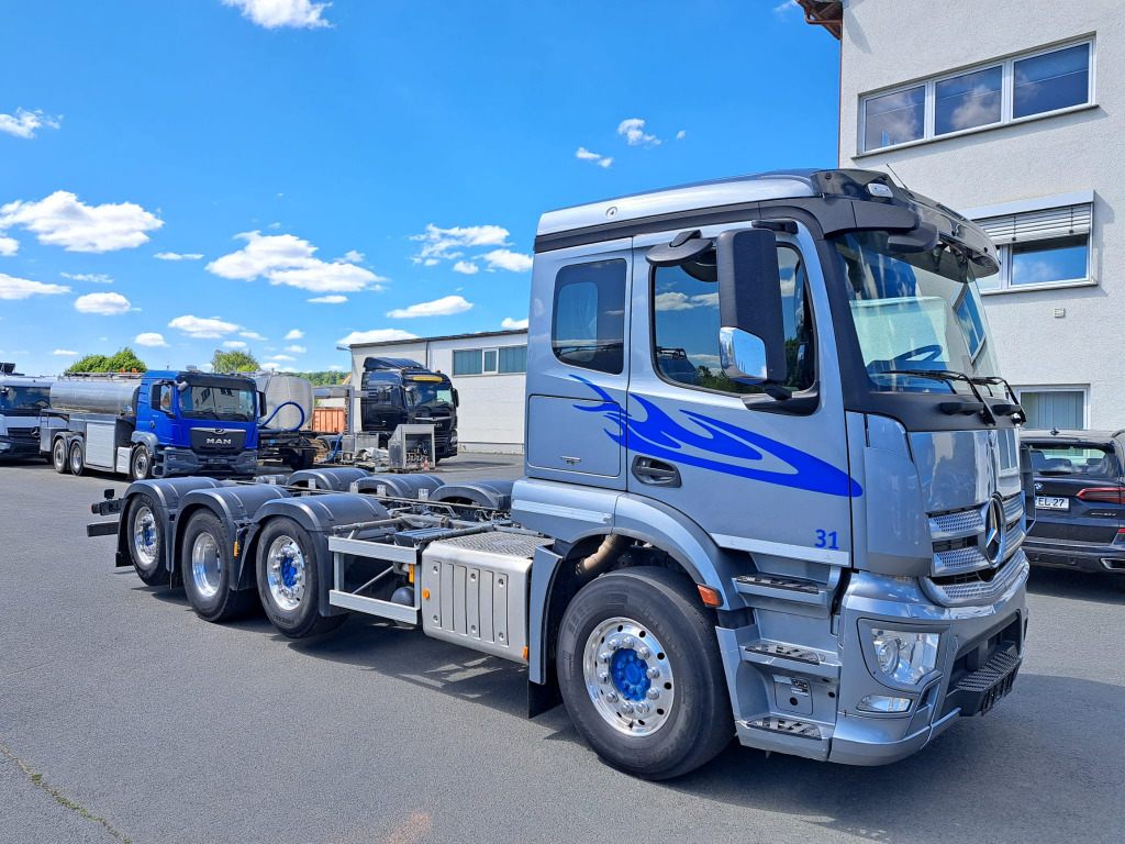 Mercedes Benz Actros 3243 8x2 1,2 & 4 Lenkachse, 2 & 4 Liftbar(Nr. 6051) - Грузовик-шасси: фото 2 Mercedes Benz Actros 3243 8x2 1,2 & 4 Lenkachse, 2 & 4 Liftbar(Nr. 6051) - Грузовик-шасси: фото 2
