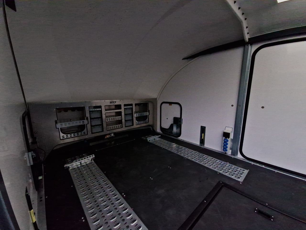 BJT Race Transporter 7 397-6023-35-3-10-B 600x228cm Premium Stauraum Kamera RR 230V Tridem 3500kg - Прицеп-автовоз: фото 3 BJT Race Transporter 7 397-6023-35-3-10-B 600x228cm Premium Stauraum Kamera RR 230V Tridem 3500kg - Прицеп-автовоз: фото 3