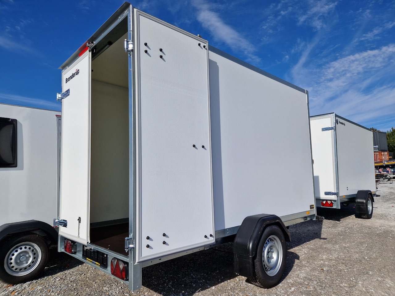 Brenderup Cargo Dynamic CD300 BD 300x155x185cm Hecktüren Wabenwände (M) 1300kg - Прицеп-фургон: фото 2 Brenderup Cargo Dynamic CD300 BD 300x155x185cm Hecktüren Wabenwände (M) 1300kg - Прицеп-фургон: фото 2