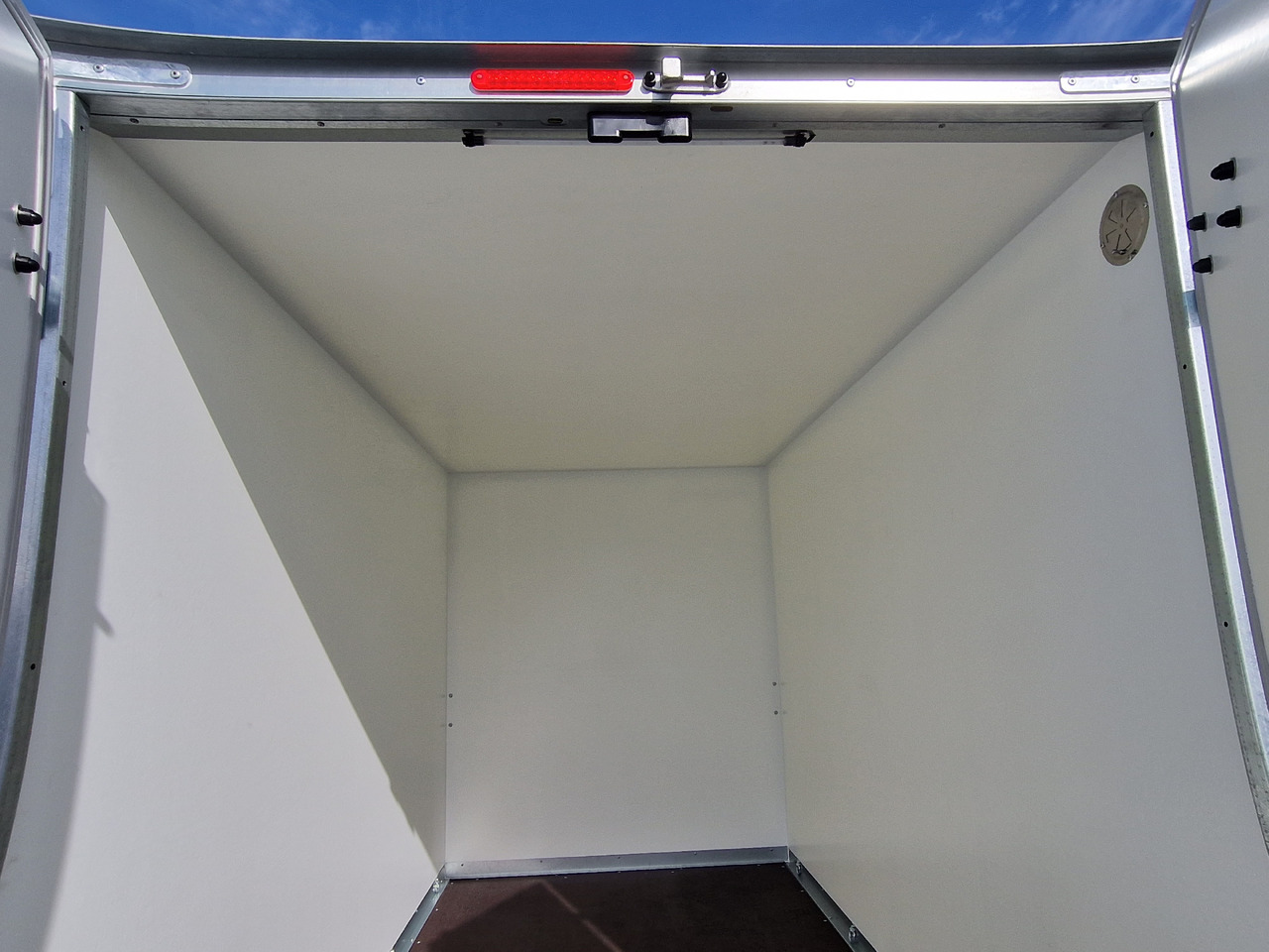 Brenderup Cargo Dynamic CD300 BD 300x155x185cm Hecktüren Wabenwände (M) 1300kg - Прицеп-фургон: фото 5 Brenderup Cargo Dynamic CD300 BD 300x155x185cm Hecktüren Wabenwände (M) 1300kg - Прицеп-фургон: фото 5