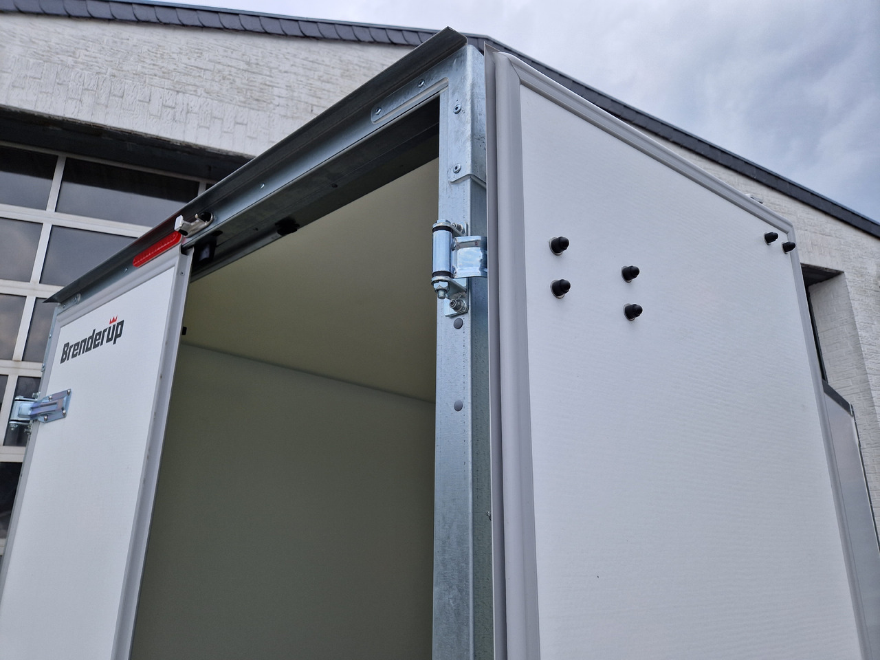 Brenderup Cargo Dynamic CD300 TB D 300x155x185cm Hecktüren Wabenwände (M) 2000kg - Прицеп-фургон: фото 4 Brenderup Cargo Dynamic CD300 TB D 300x155x185cm Hecktüren Wabenwände (M) 2000kg - Прицеп-фургон: фото 4