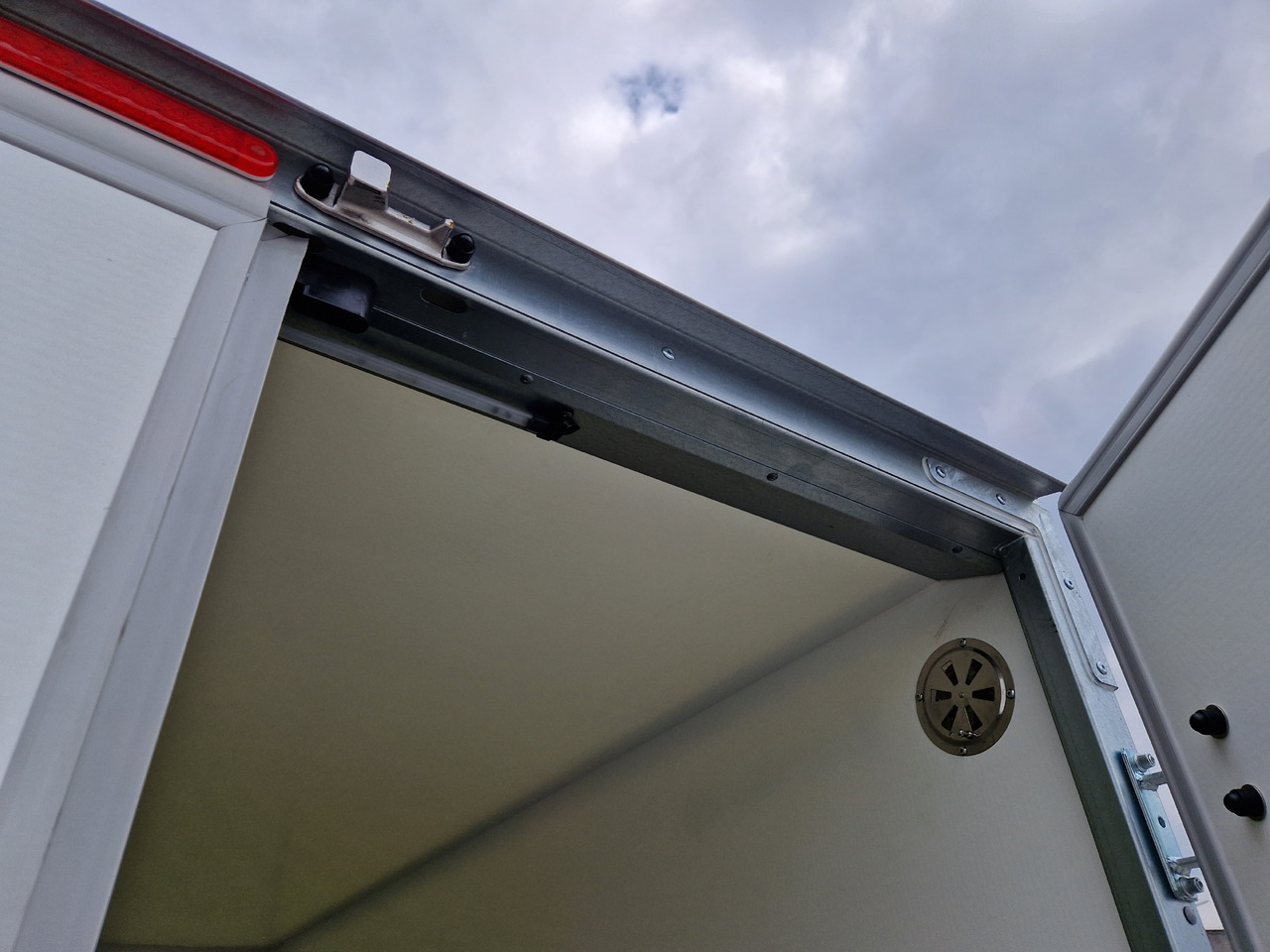 Brenderup Cargo Dynamic CD300 TB D 300x155x185cm Hecktüren Wabenwände (M) 2000kg - Прицеп-фургон: фото 3 Brenderup Cargo Dynamic CD300 TB D 300x155x185cm Hecktüren Wabenwände (M) 2000kg - Прицеп-фургон: фото 3