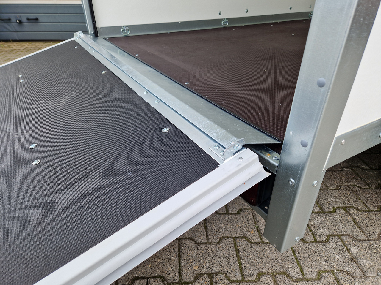 Brenderup Cargo Dynamic CD300 TB R 300x150x185cm Heckrampe Wabenwände (M) 2000kg - Прицеп-фургон: фото 5 Brenderup Cargo Dynamic CD300 TB R 300x150x185cm Heckrampe Wabenwände (M) 2000kg - Прицеп-фургон: фото 5