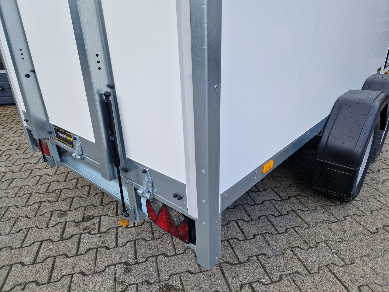 Brenderup Cargo Dynamic CD350 TB R 350x155x185cm Heckrampe Wabenwände (L) 2500kg - Прицеп-фургон: фото 2 Brenderup Cargo Dynamic CD350 TB R 350x155x185cm Heckrampe Wabenwände (L) 2500kg - Прицеп-фургон: фото 2