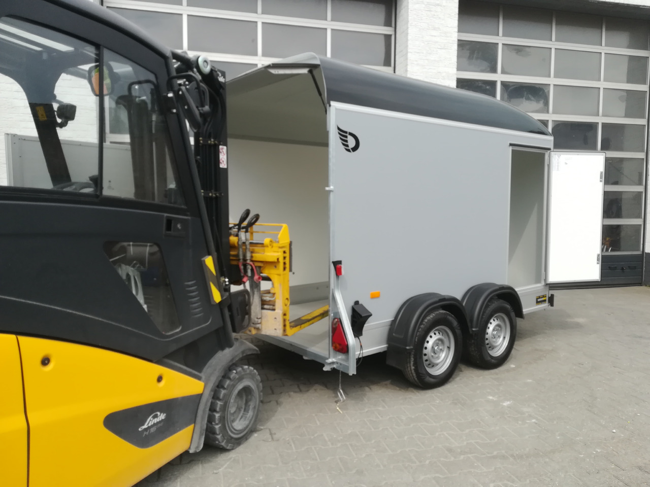 Cargo Roadster 500 312x167x199cm Plywood silvergrey Poly blck Seitentür 100km/H Pullman 2000kg 2025 - Прицеп-фургон: фото 2 Cargo Roadster 500 312x167x199cm Plywood silvergrey Poly blck Seitentür 100km/H Pullman 2000kg 2025 - Прицеп-фургон: фото 2