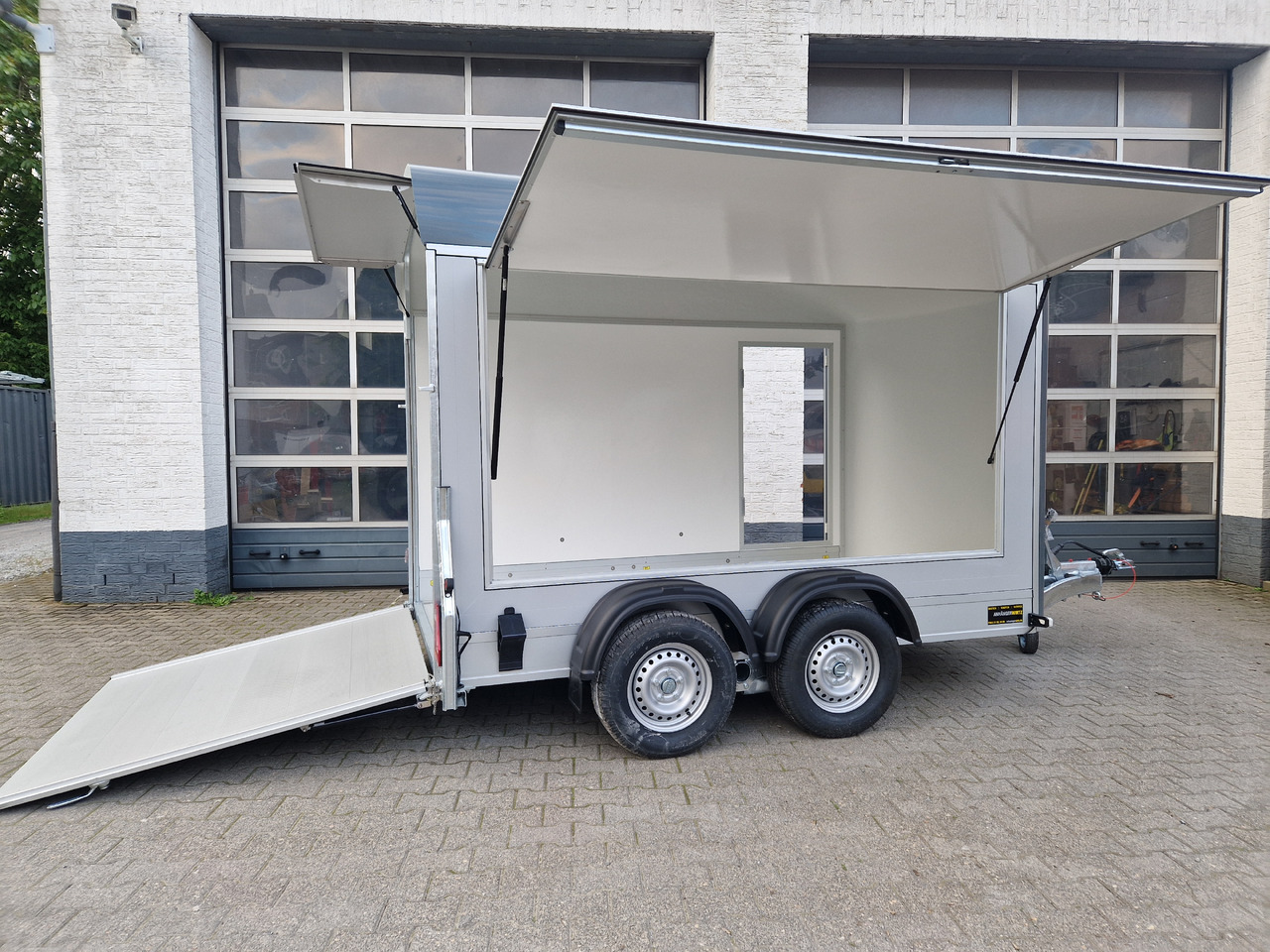 Cargo Roadster 500 312x167x199cm Sandwich Poly irongrey Seitenklappe Seitentür 2000kg Pullman 100km - Прицеп-фургон: фото 2 Cargo Roadster 500 312x167x199cm Sandwich Poly irongrey Seitenklappe Seitentür 2000kg Pullman 100km - Прицеп-фургон: фото 2