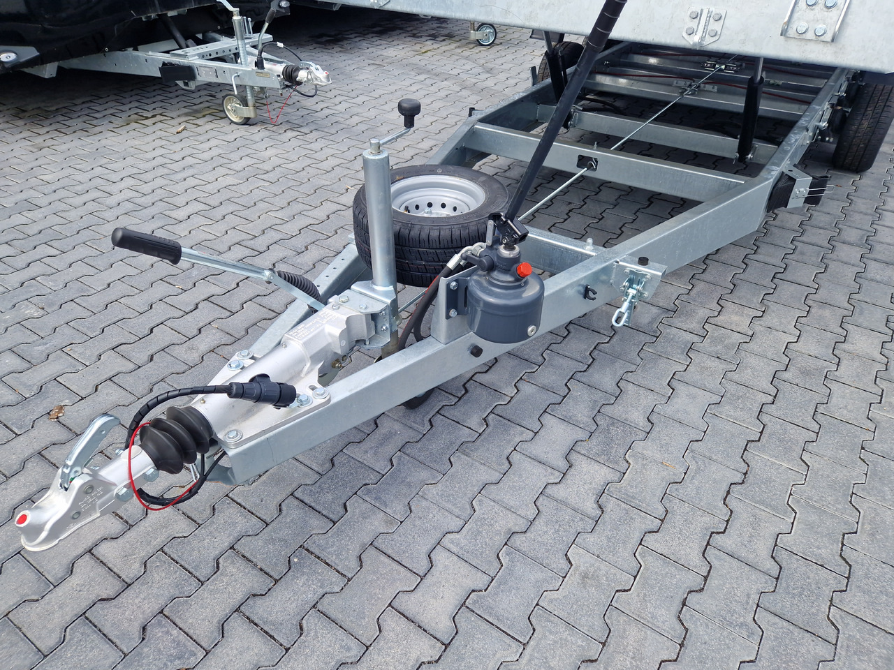 Cartrailer Expert 3560 easyload 600x216cm hydr. kippbar Winde Resrad Premium Tridem 100km/H 3500kg - Прицеп-автовоз: фото 4 Cartrailer Expert 3560 easyload 600x216cm hydr. kippbar Winde Resrad Premium Tridem 100km/H 3500kg - Прицеп-автовоз: фото 4