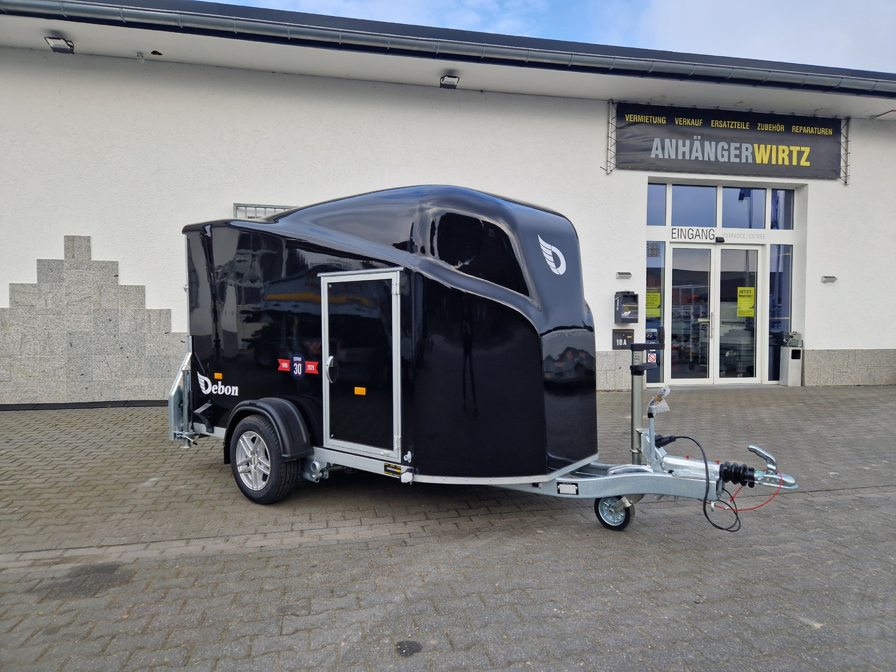 Debon Cargo 1300 300x152x168cm black Seitentür Alufelgen silver Pullman II 100km/H 1300kg Modell 25 - Прицеп для легкового автомобиля: фото 1 Debon Cargo 1300 300x152x168cm black Seitentür Alufelgen silver Pullman II 100km/H 1300kg Modell 25 - Прицеп для легкового автомобиля: фото 1