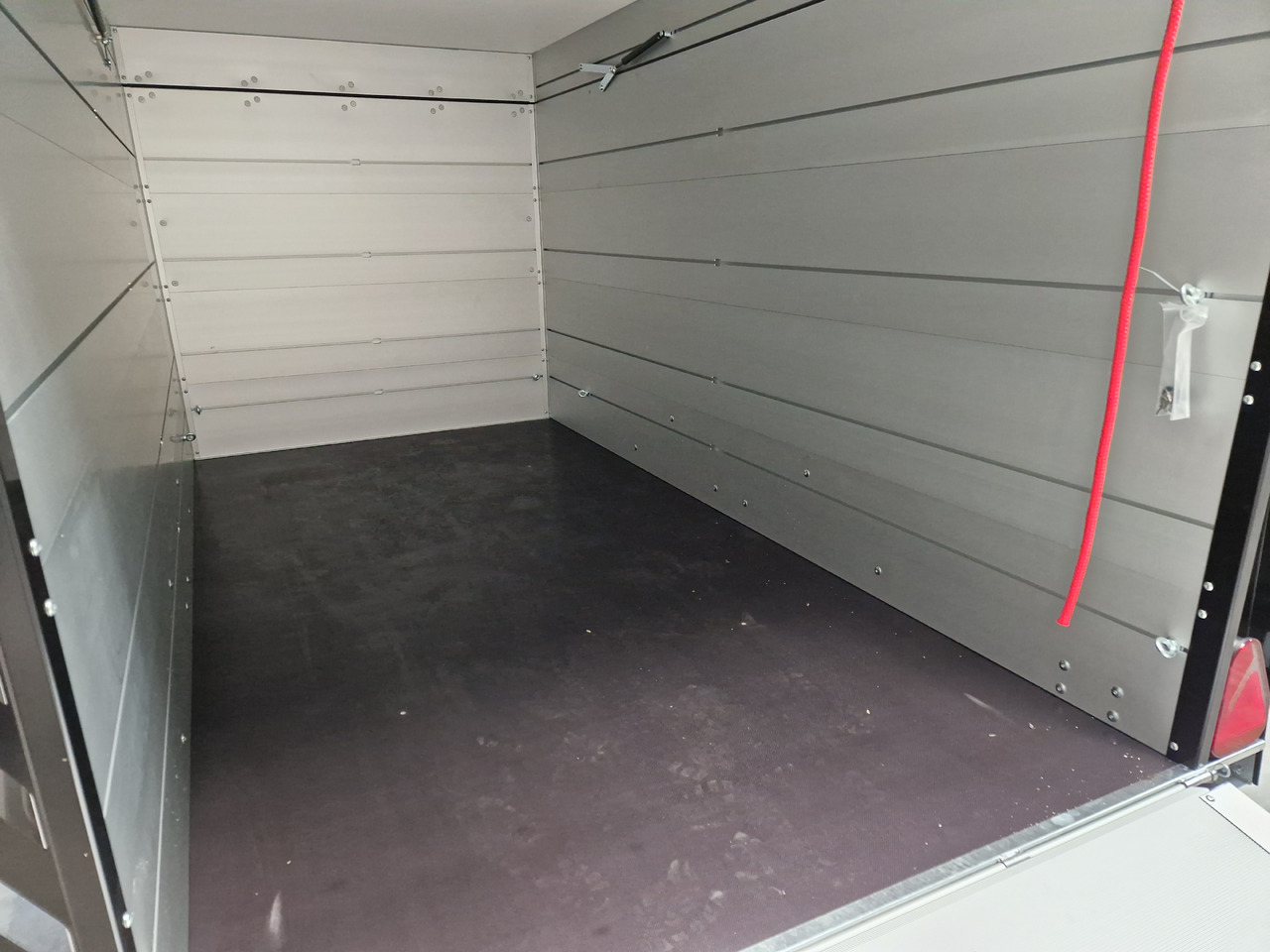 ALUBOXX Deckelanhänger GTB 2500 VT3 Ultra Low Tandem 2500kg - Другая техника: фото 4 ALUBOXX Deckelanhänger GTB 2500 VT3 Ultra Low Tandem 2500kg - Другая техника: фото 4