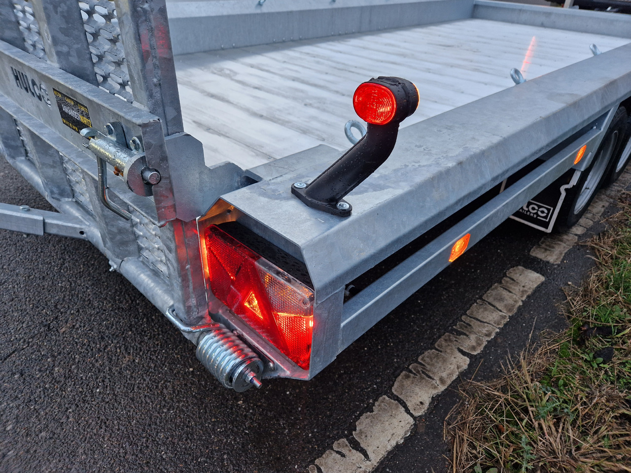 Прицеп для спецтехники HULCO TERRAX Aluboden 469x195x27cm Heckrampe 150cm Tridem 3500kg (XXL): фото 8 Прицеп для спецтехники HULCO TERRAX Aluboden 469x195x27cm Heckrampe 150cm Tridem 3500kg (XXL): фото 8