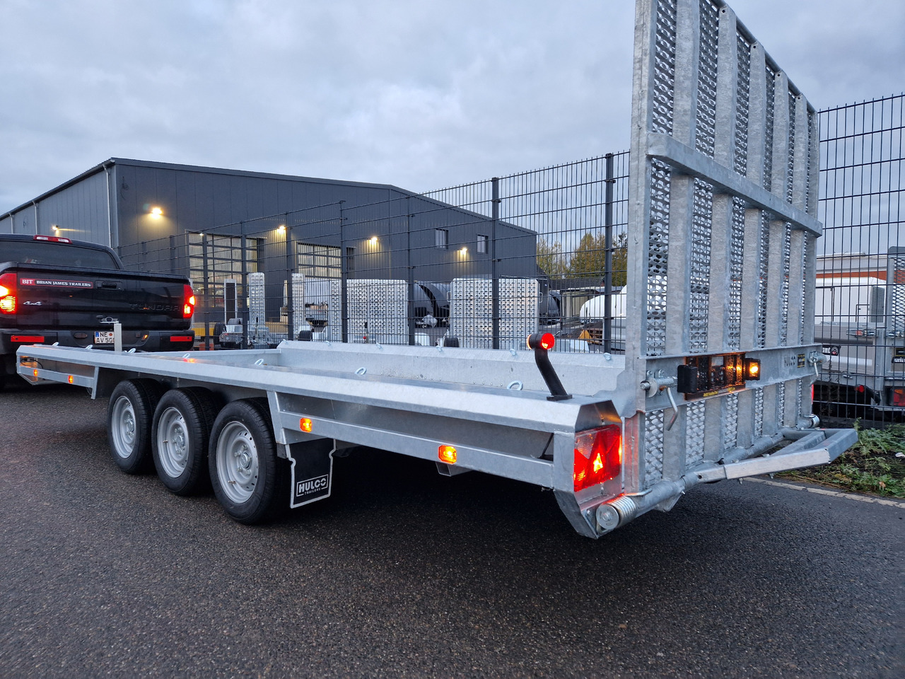 Прицеп для спецтехники HULCO TERRAX Aluboden 469x195x27cm Heckrampe 150cm Tridem 3500kg (XXL): фото 10 Прицеп для спецтехники HULCO TERRAX Aluboden 469x195x27cm Heckrampe 150cm Tridem 3500kg (XXL): фото 10