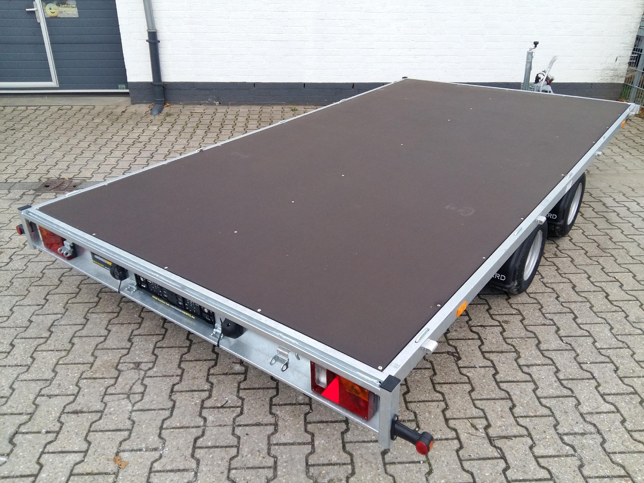 Hochlader 406x220cm flach niedrig Fahrgestell 10" LFH 56cm (XL+) 3000kg - Прицеп бортовой/ Платформа: фото 3 Hochlader 406x220cm flach niedrig Fahrgestell 10" LFH 56cm (XL+) 3000kg - Прицеп бортовой/ Платформа: фото 3