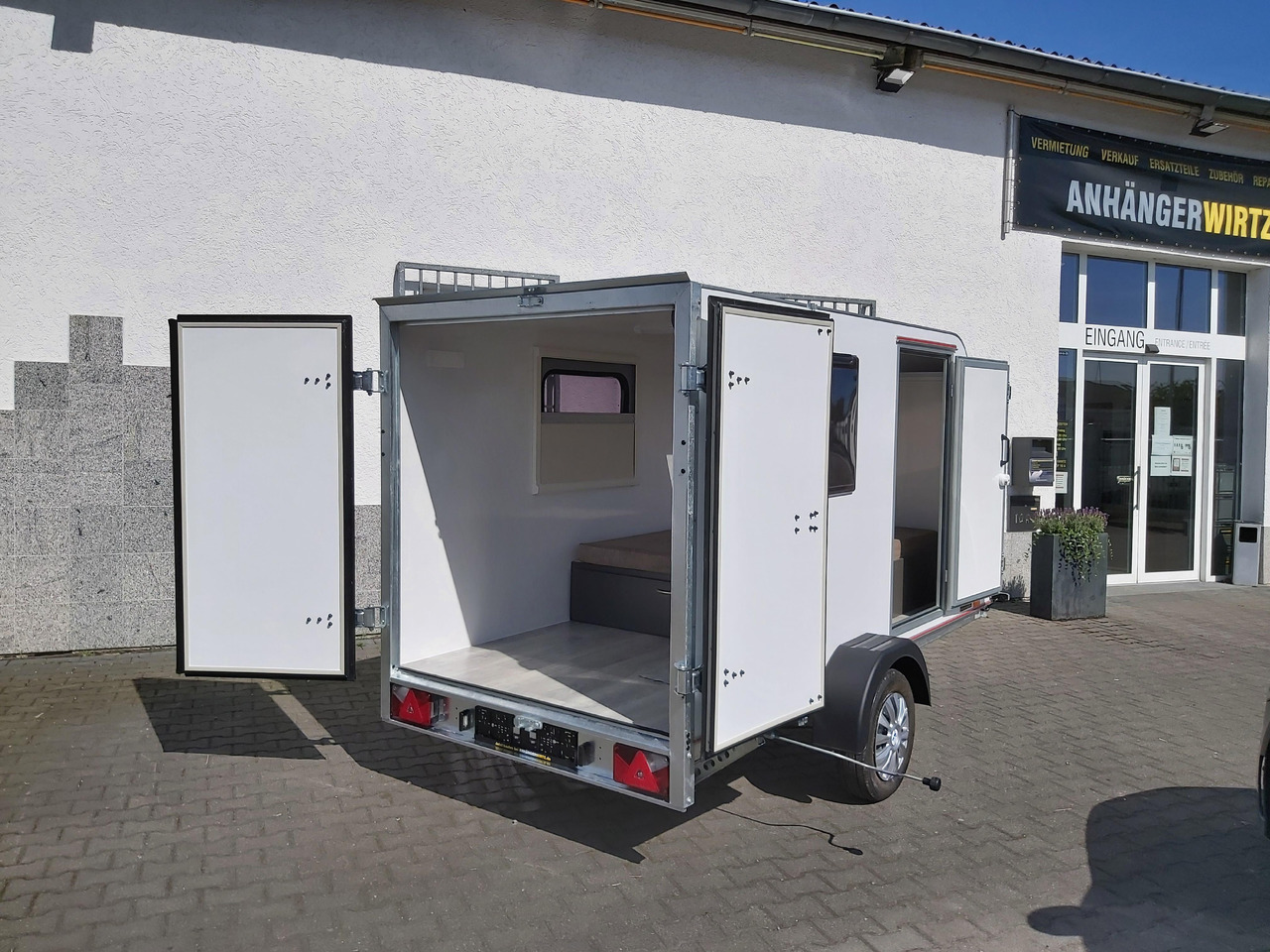 Kargo Camp TFS S Midi 320x150x150cm aero LUX Bett Fenster Seitentür Dachluke Strom 750kg Bremse 2024 - Прицеп дача: фото 5 Kargo Camp TFS S Midi 320x150x150cm aero LUX Bett Fenster Seitentür Dachluke Strom 750kg Bremse 2024 - Прицеп дача: фото 5