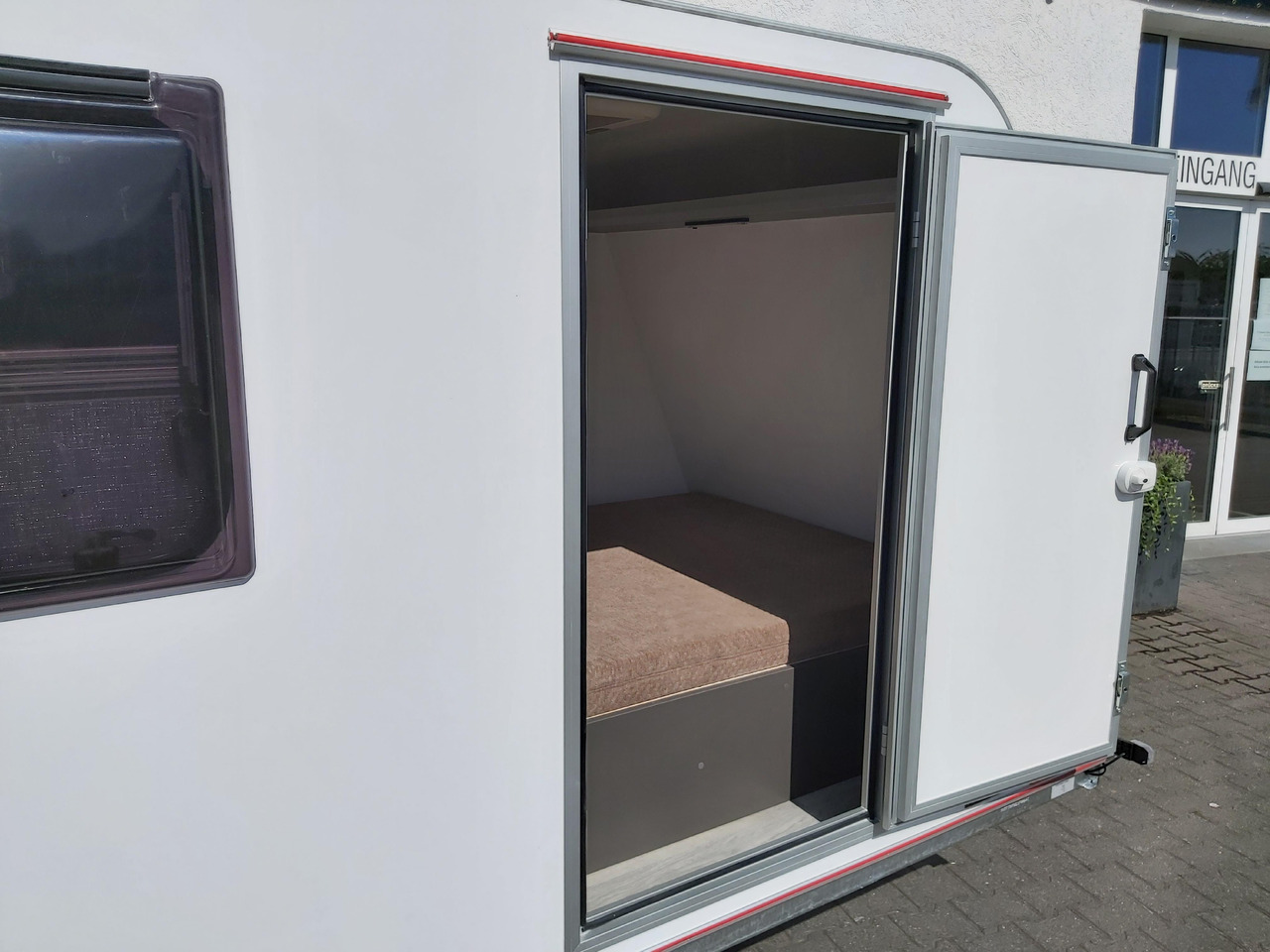 Kargo Camp TFS S Midi 320x150x150cm aero LUX Bett Fenster Seitentür Dachluke Strom 750kg Bremse 2024 - Прицеп дача: фото 4 Kargo Camp TFS S Midi 320x150x150cm aero LUX Bett Fenster Seitentür Dachluke Strom 750kg Bremse 2024 - Прицеп дача: фото 4