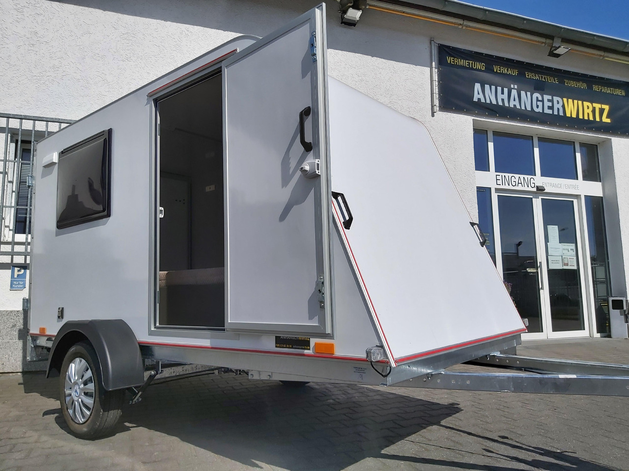 Kargo Camp TFS S Midi 320x150x150cm aero LUX Bett Fenster Seitentür Dachluke Strom 750kg Bremse 2024 - Прицеп дача: фото 2 Kargo Camp TFS S Midi 320x150x150cm aero LUX Bett Fenster Seitentür Dachluke Strom 750kg Bremse 2024 - Прицеп дача: фото 2