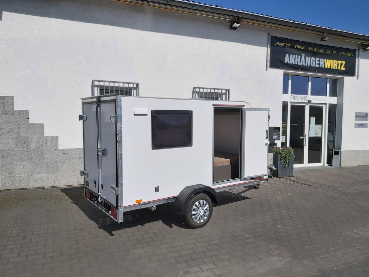Kargo Camp TFS S Midi 320x150x150cm aero LUX Bett Fenster Seitentür Dachluke Strom 750kg Bremse 2024 - Прицеп дача: фото 3 Kargo Camp TFS S Midi 320x150x150cm aero LUX Bett Fenster Seitentür Dachluke Strom 750kg Bremse 2024 - Прицеп дача: фото 3