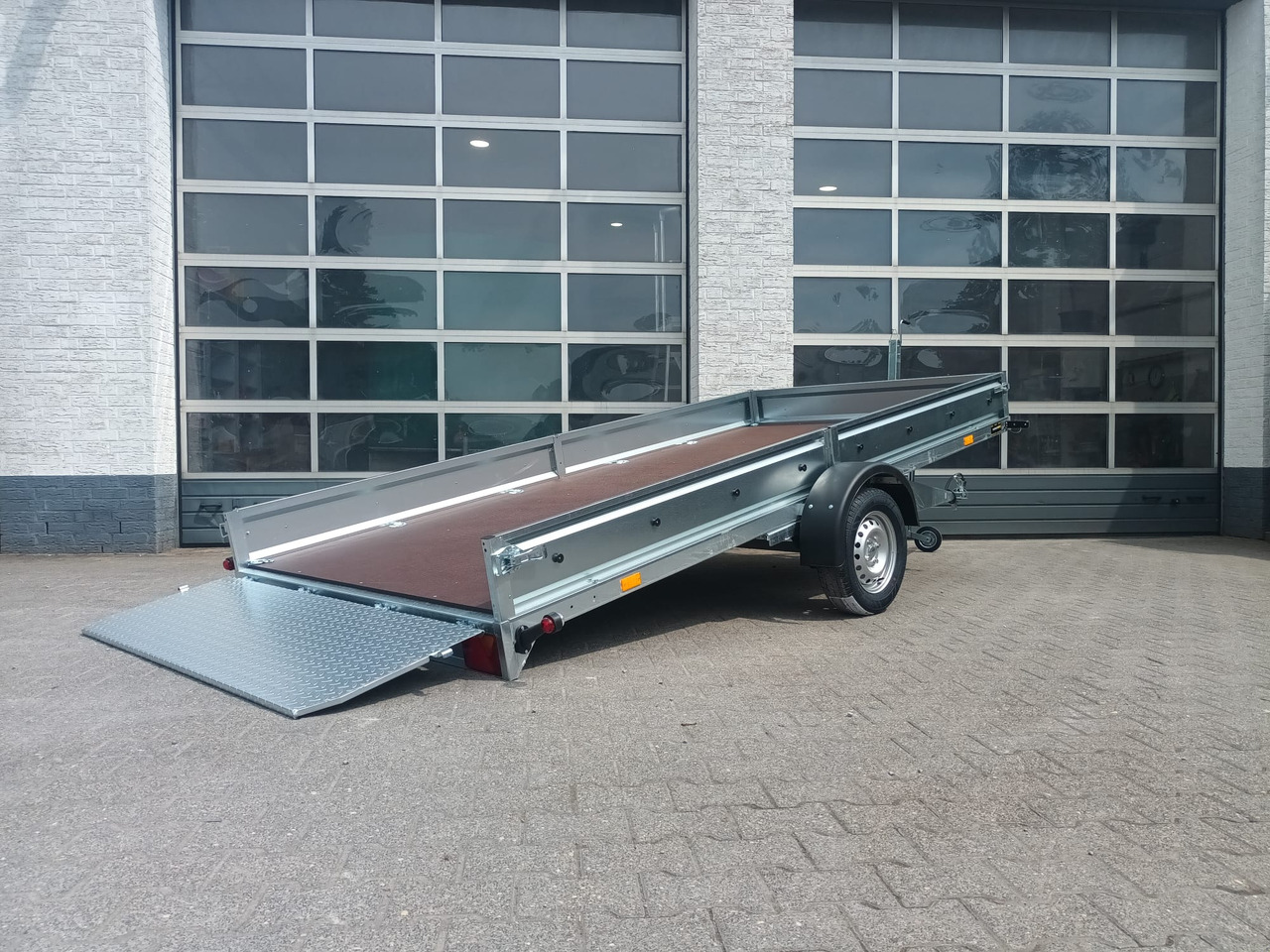 Kleinfahrzeug Universal Transporter Multi XL easyload ankippbar Blattfederung 100km/H 750kg - Прицеп для спецтехники: фото 1 Kleinfahrzeug Universal Transporter Multi XL easyload ankippbar Blattfederung 100km/H 750kg - Прицеп для спецтехники: фото 1