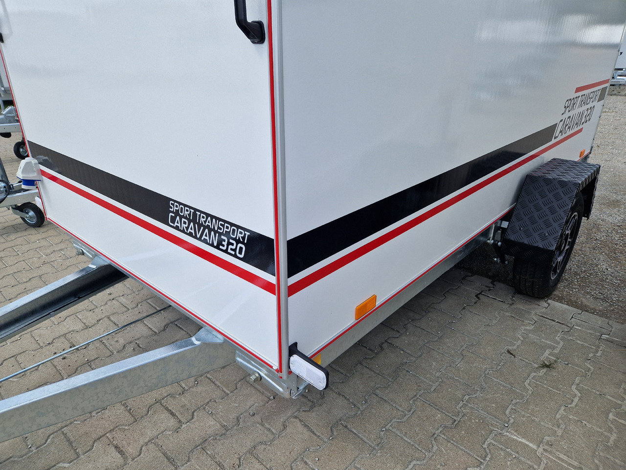 Koffer Camp TFS ST 320.01 320x150x180cm Premium Rampe Seitentür Fenster Bett 1300kg 100km/H - Прицеп дача: фото 3 Koffer Camp TFS ST 320.01 320x150x180cm Premium Rampe Seitentür Fenster Bett 1300kg 100km/H - Прицеп дача: фото 3
