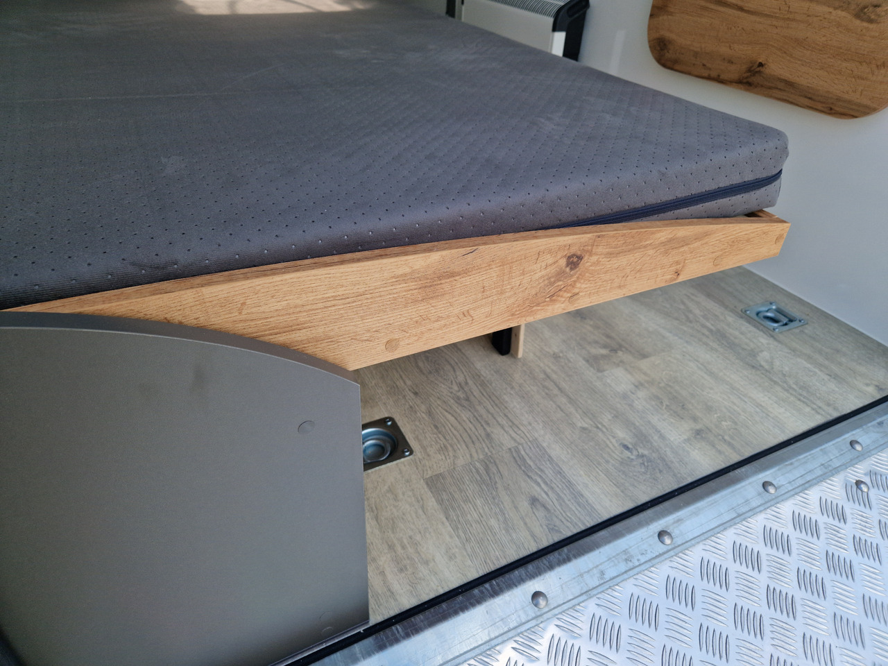 Koffer Camp TFS ST 320.01 320x150x180cm Premium Rampe Seitentür Fenster Bett 1300kg 100km/H - Прицеп дача: фото 4 Koffer Camp TFS ST 320.01 320x150x180cm Premium Rampe Seitentür Fenster Bett 1300kg 100km/H - Прицеп дача: фото 4