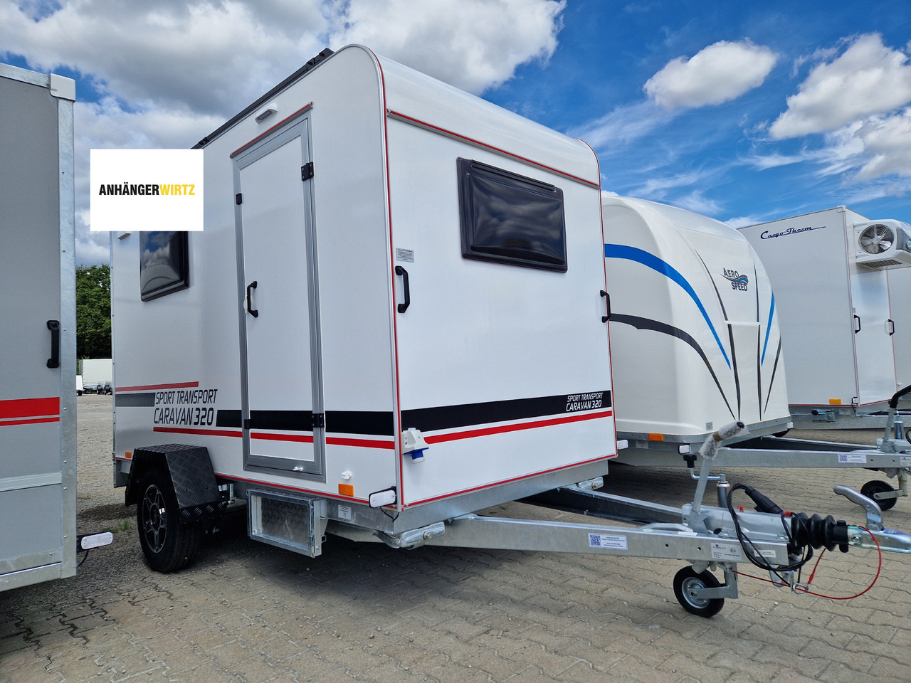 Koffer Camp TFS ST 320.01 320x150x180cm Premium Rampe Seitentür Fenster Bett 1300kg 100km/H - Прицеп дача: фото 1 Koffer Camp TFS ST 320.01 320x150x180cm Premium Rampe Seitentür Fenster Bett 1300kg 100km/H - Прицеп дача: фото 1