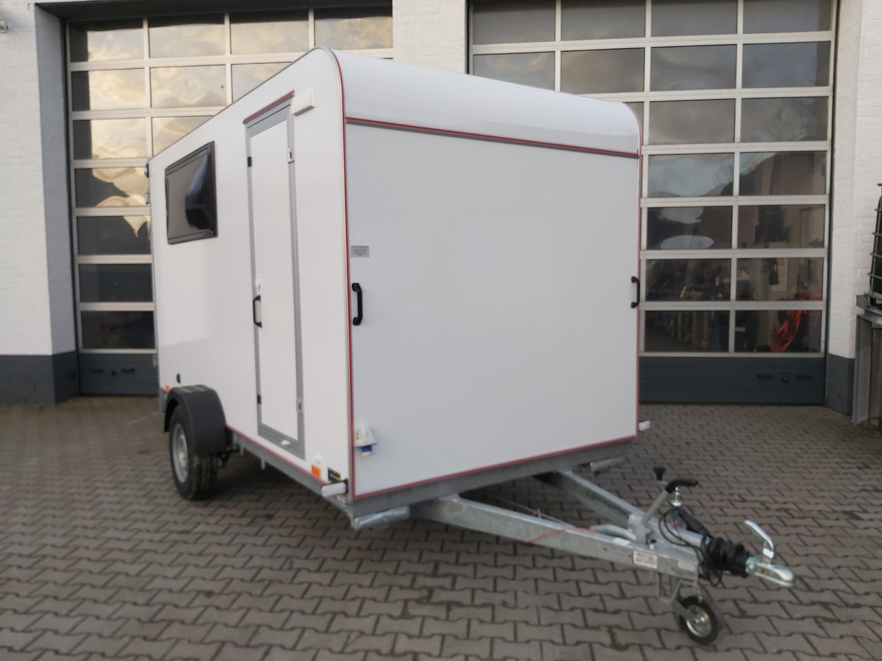 Koffer Sport Camp TFS 360.00 360x180x190cm aero Seitentür 2 Fenster+ DL IL 230V 1300kg 100km/H - Прицеп дача: фото 2 Koffer Sport Camp TFS 360.00 360x180x190cm aero Seitentür 2 Fenster+ DL IL 230V 1300kg 100km/H - Прицеп дача: фото 2