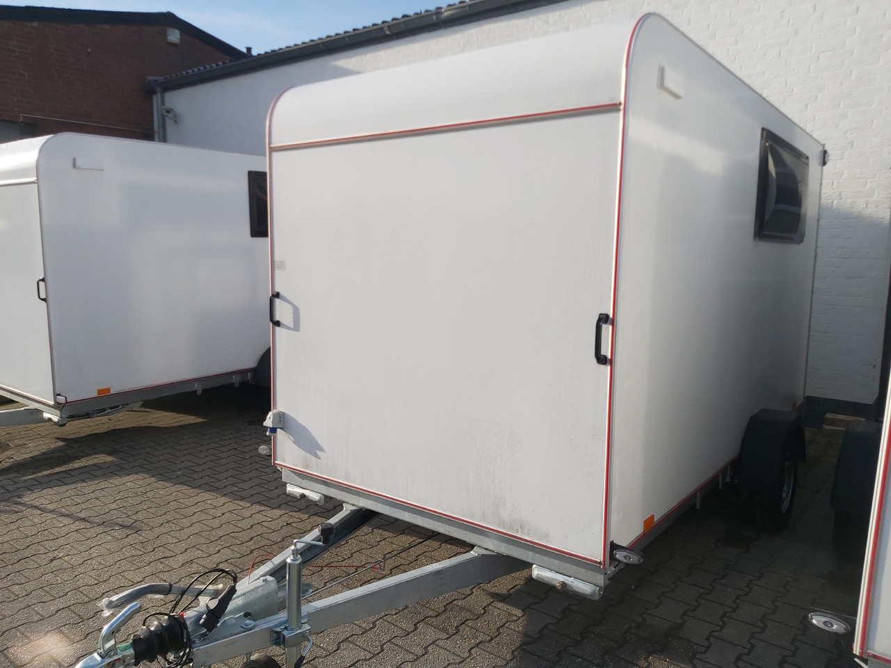 Koffer Sport Camp TFS 360.00 360x180x190cm aero Seitentür 2 Fenster+ DL IL 230V 1300kg 100km/H - Прицеп дача: фото 1 Koffer Sport Camp TFS 360.00 360x180x190cm aero Seitentür 2 Fenster+ DL IL 230V 1300kg 100km/H - Прицеп дача: фото 1