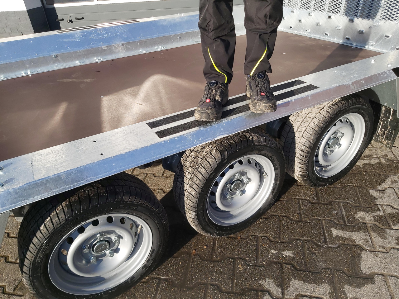 Martz Maschinentransporter BUILDER XL Bau-3 3500/3 400x180x30cm Auffahrklappe Tridem (XL) 3500kg - Прицеп для спецтехники: фото 4 Martz Maschinentransporter BUILDER XL Bau-3 3500/3 400x180x30cm Auffahrklappe Tridem (XL) 3500kg - Прицеп для спецтехники: фото 4